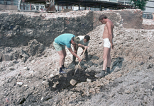 830190 Afbeelding van archeologen aan het werk tijdens het blootleggen van de restanten van het vroegere Kasteel ...